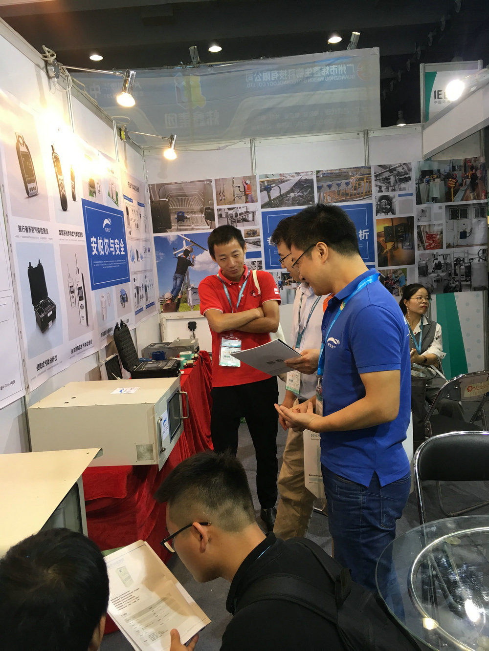 工程師為客戶做產品講解，客戶露出了滿意的微笑